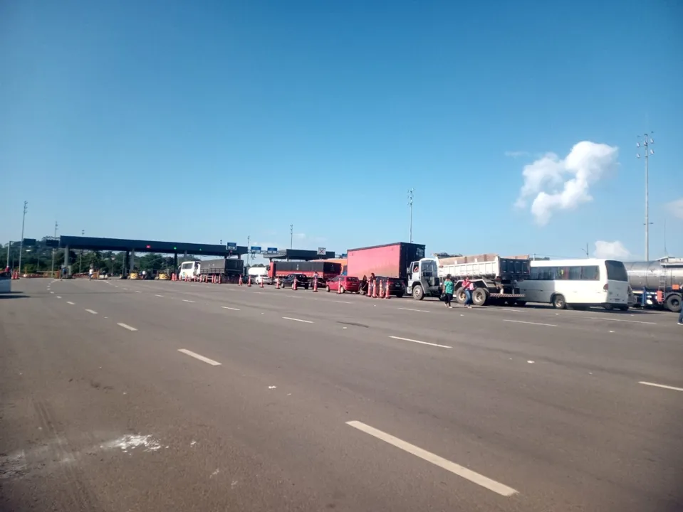 Protesto contra cobrança abusiva provoca congestionamento na BA-093