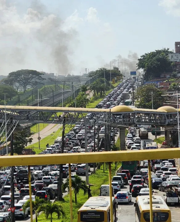 Paralela está congestionada devido ao protesto