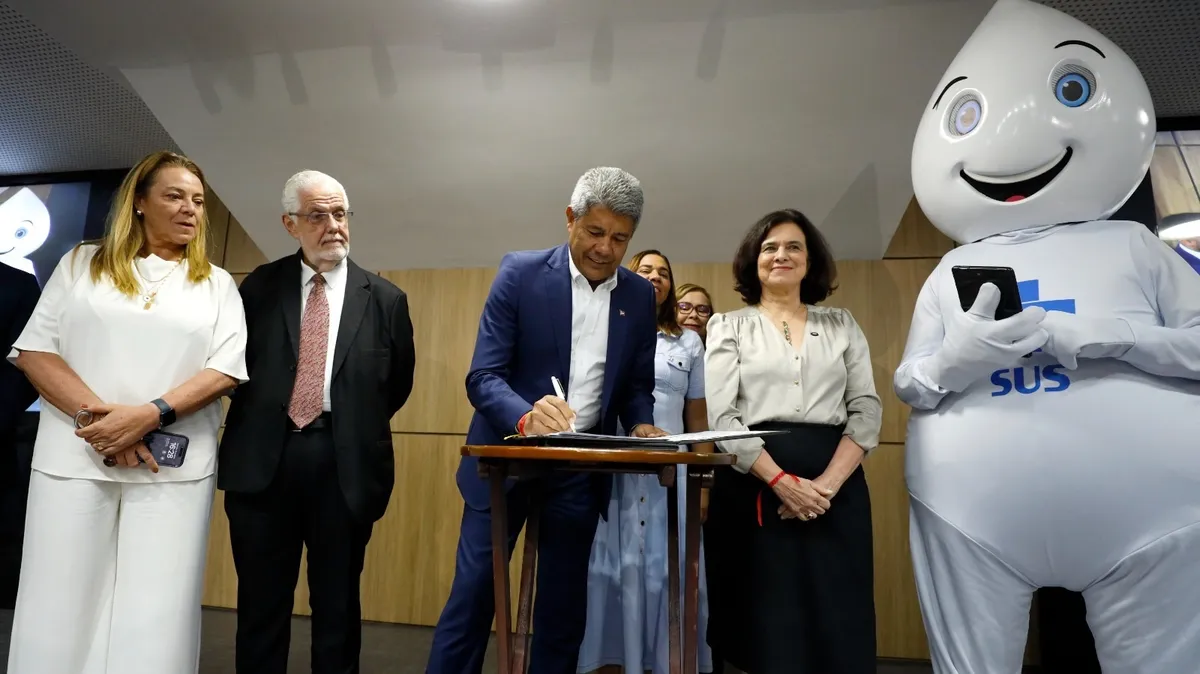 Governador Jerônimo Rodrigues e a ministra da Saúde, Nísia Trindade, em solenidade