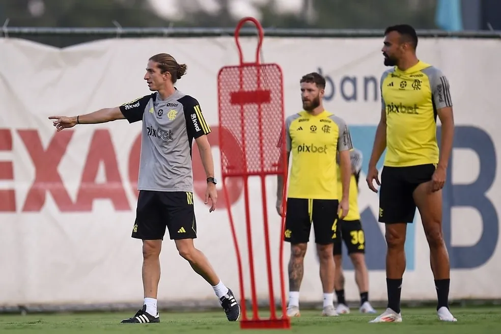 Filipe Luís no comando de seu primeiro treino no Flamengo