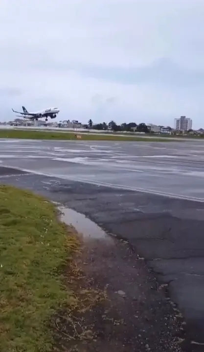 Imagem ilustrativa da imagem Mau tempo faz quatro aviões arremeterem no aeroporto de Ilhéus; vídeo