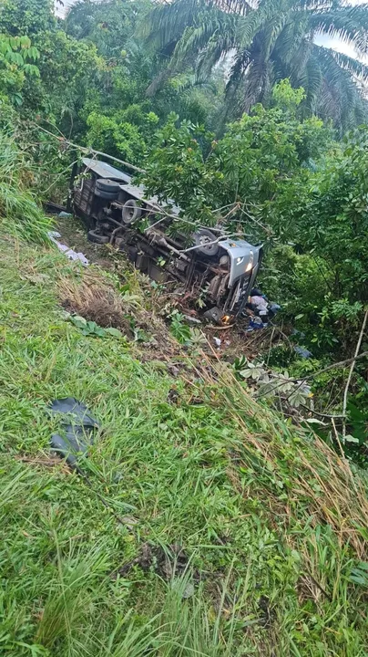 Equipes da Polícia Militar, Corpo de Bombeiros, Polícia Rodoviária Federal e Polícia Técnica estão no local para prestar socorro