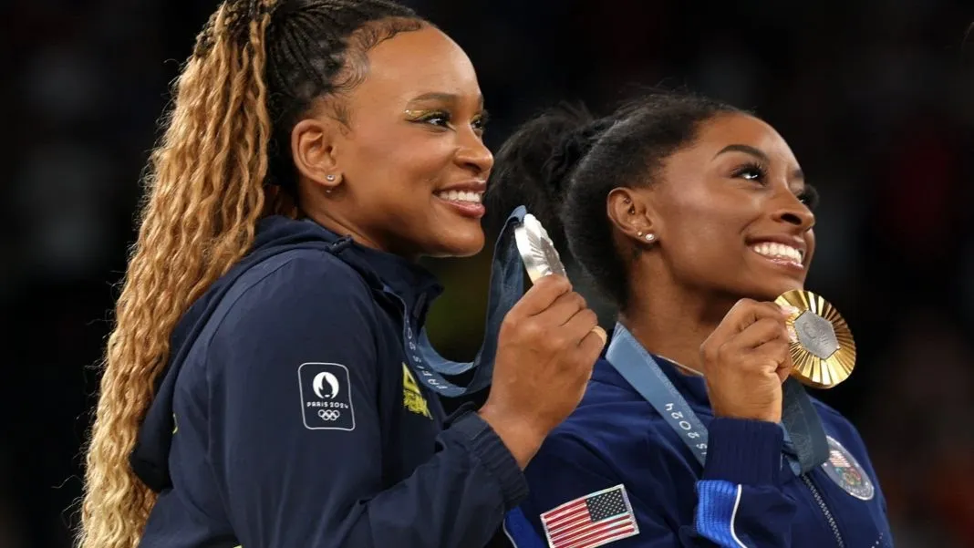 Rebeca Andrade e Simone Biles travaram uma bela disputa em Paris