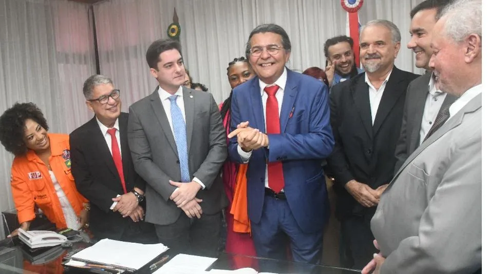 Radiovaldo Costa comemora a posse ao lado de outros parlamentares, amigos e funcionários da ALBA