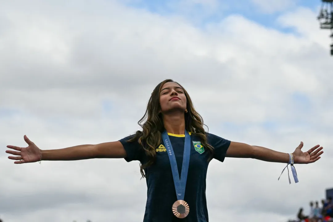 Rayssa Leal com medalha de bronze em Paris