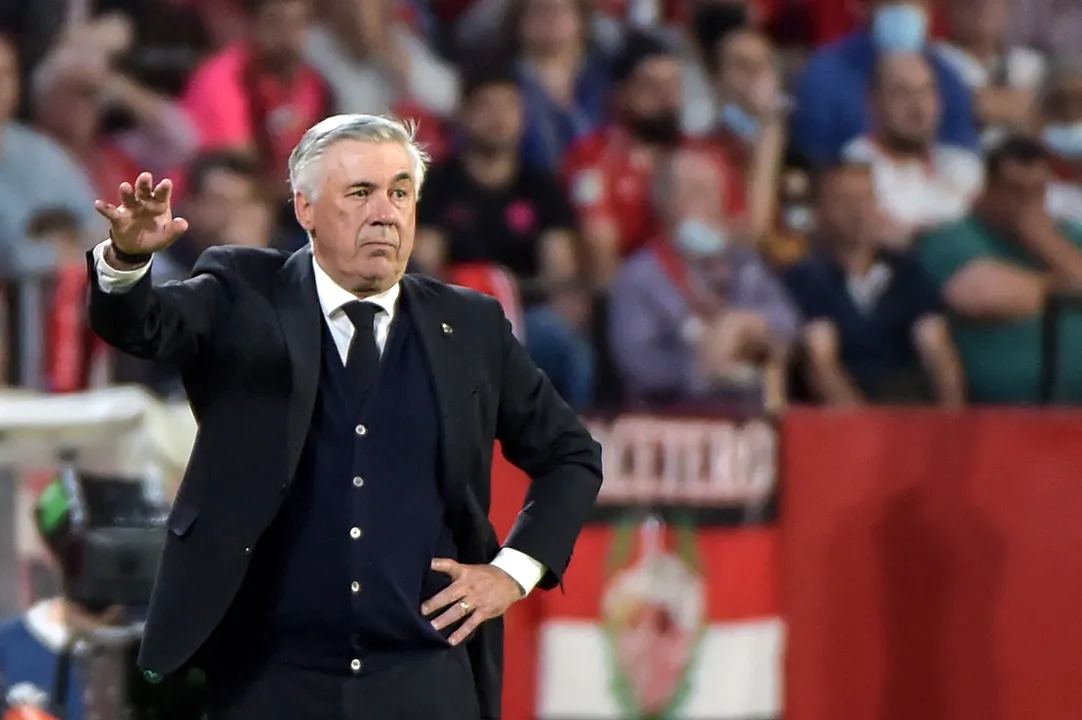 Italiano Carlo Ancelotti treina o Real Madrid