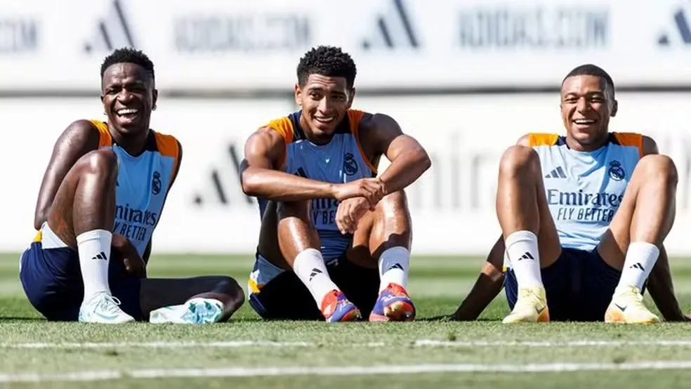 Vini Jr, Bellingham e Mbappe durante treino