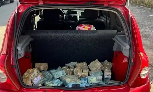 Dinheiro recolhido estava dentro do carro e foi armazenado em três sacos