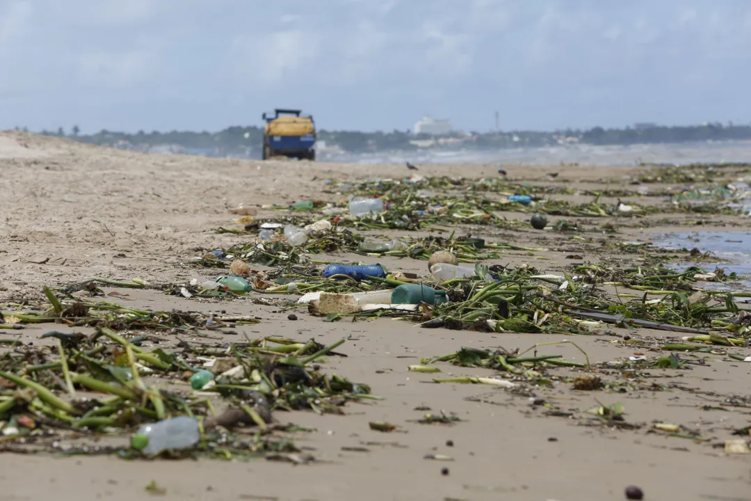 Imagem ilustrativa da imagem Resíduos plásticos de mais de 20 países poluem praias no sul da Bahia