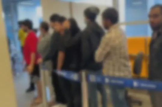 Imigrantes se aglomeram em aeroporto de Guarulhos