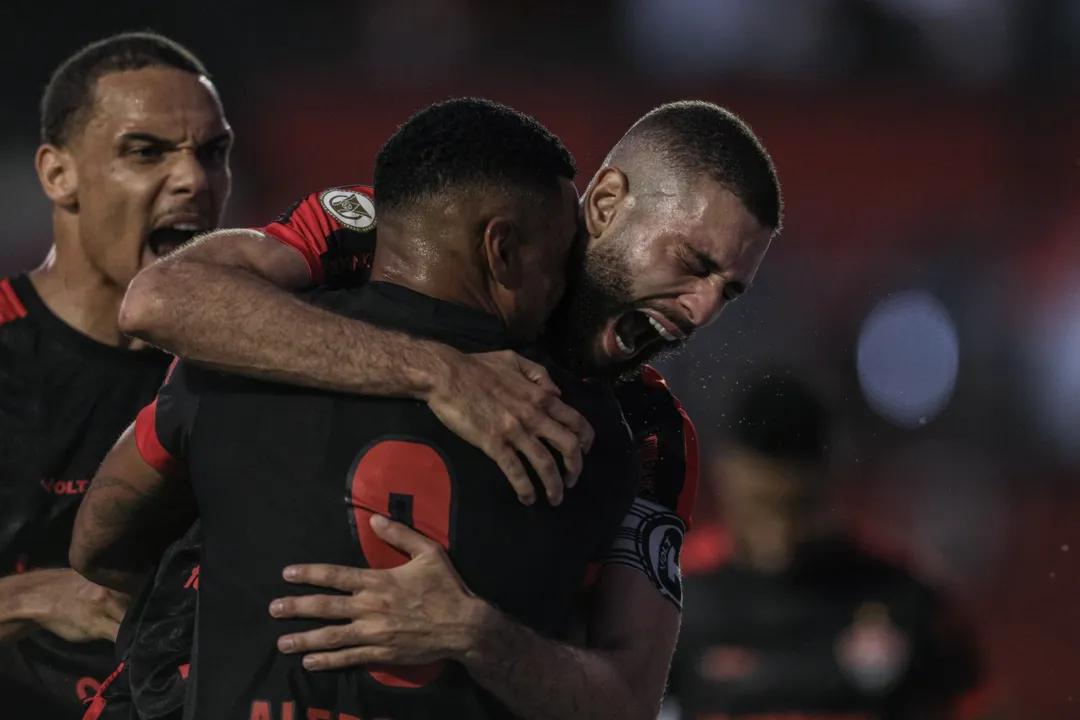 Alerrandro (de costas) abraça o capitão Wagner Leonardo após gol do Vitória