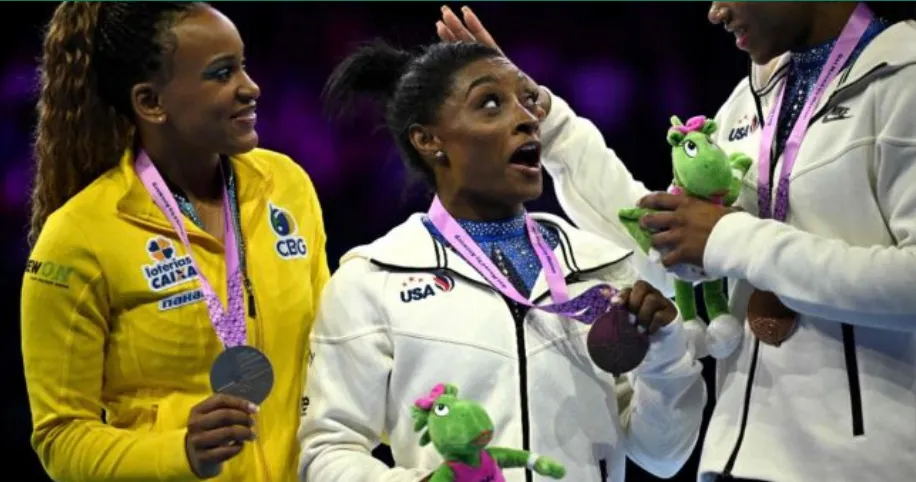 Rebeca Andrade e Simone Biles no pódio do Mundial de Ginástica