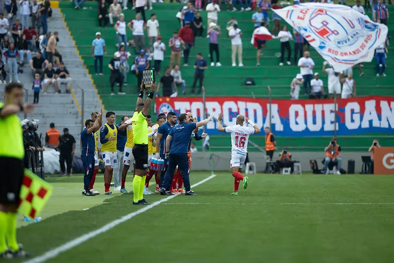 Thaciano comemora junto à torcida do Bahia em Caxias