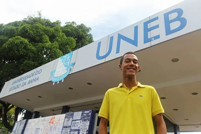 Candidatos devem estar matriculados em cursos de graduação presencial em uma das quatro universidades estaduais da Bahia (UNEB, UESC, UESB e UEFS) e ter sua condição socioeconômica comprovada no Cadastro Único para Programas Sociais (CadÚnico) do Governo Federal