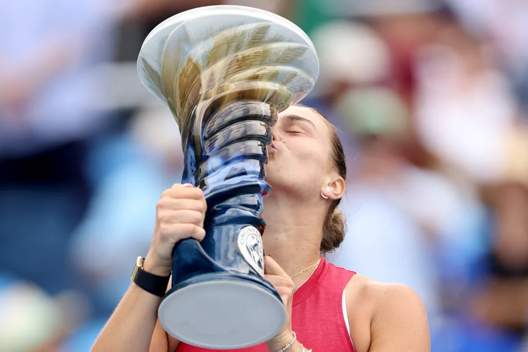 MASON, OHIO - AUGUST 19: Aryna Sabalenka of Belaerus poses with the trophy after defeating Jessica Pegula of the United States during the women's final of the Cincinnati Open at the Lindner Family Tennis Center on August 19, 2024 in Mason, Ohio.   Matthew Stockman/Getty Images/AFP (Photo by MATTHEW STOCKMAN / GETTY IMAGES NORTH AMERICA / Getty Images via AFP)