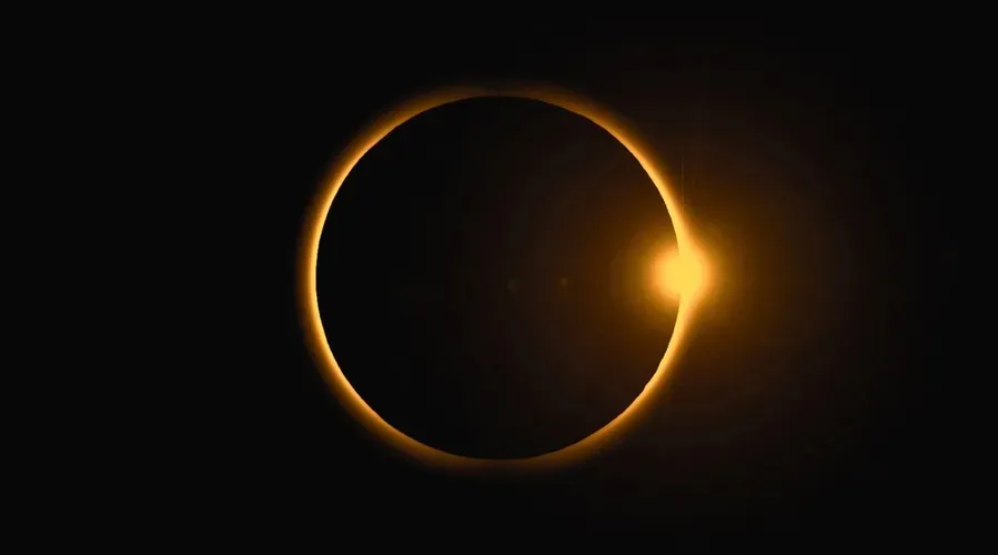O evento acontece quando a Lua se alinha entre a Terra e o Sol