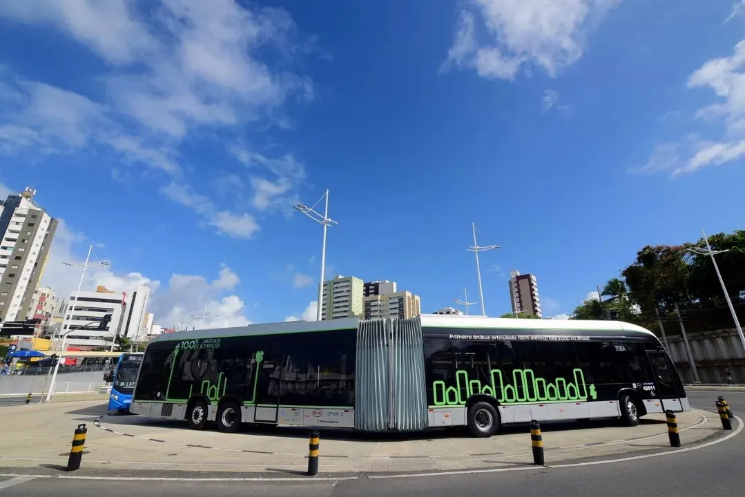 Salvador iniciou na última quinta-feira, 26, testes com ônibus articulado elétrico de 23 metros