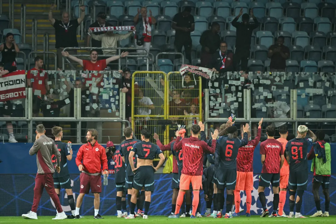 Jogadores do Salzburg celebram vitória com a torcida