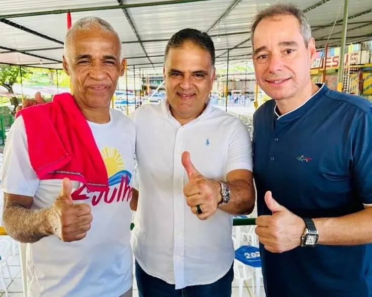 Luizinho Basanez, entre os deputados federais Pastor Sargento Isidório e Luis Tibé, do Avante, que integra a base do governador Jerônimo Rodrigues