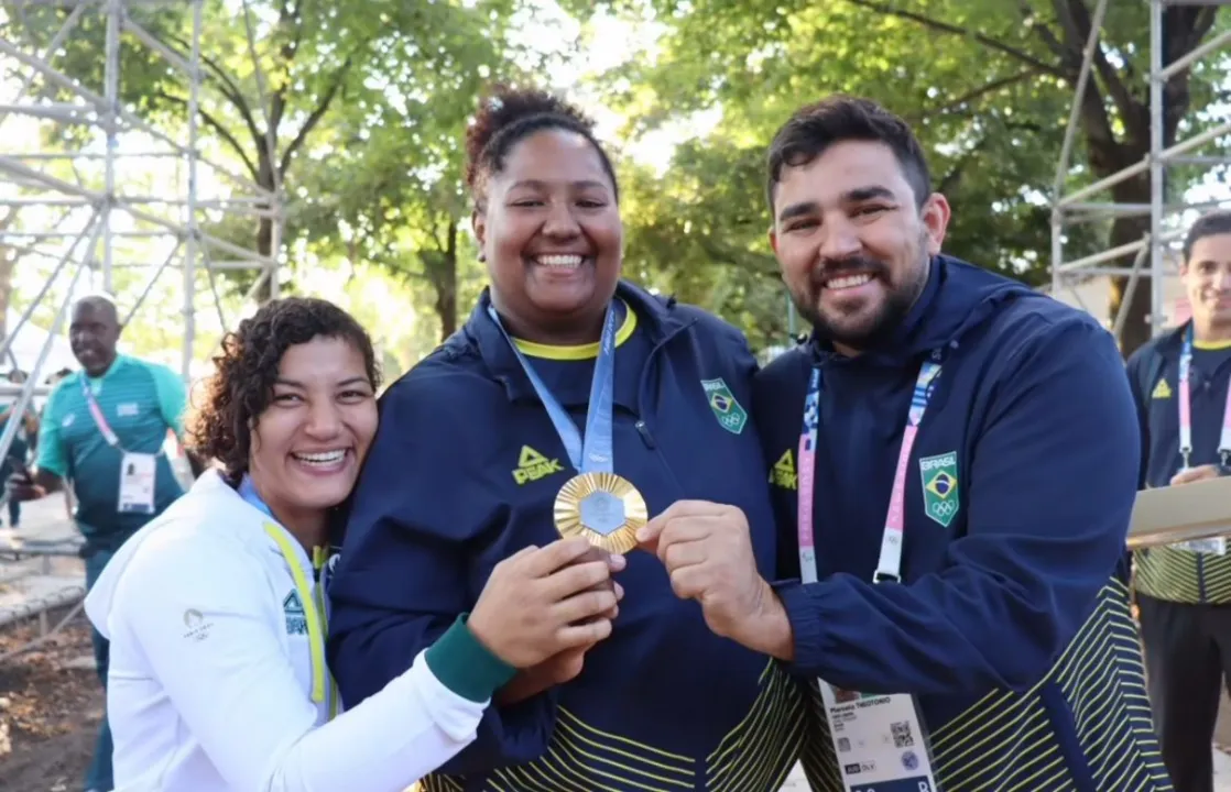 Sarah Menezes ao lado da campeã olímpica Beatriz Souza com a medalha de ouro