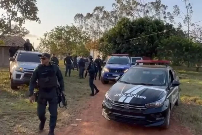 A polícia foi chamada após seis vítimas de disparo de arma de fogo serem encontradas em um carro abandonado