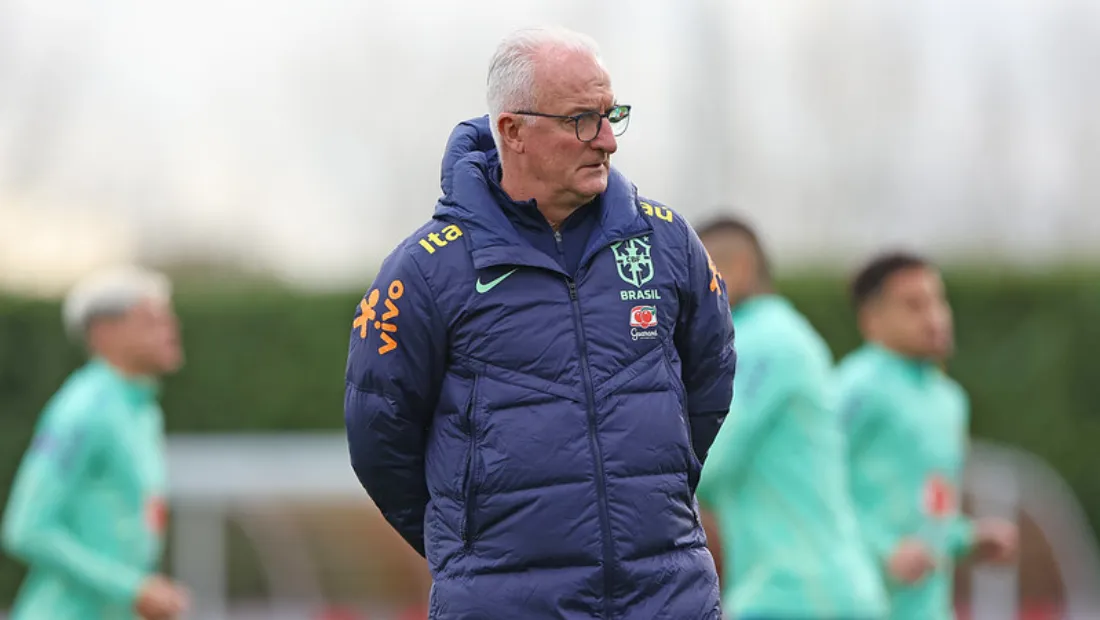 Dorival Júnior, treinador da Seleção Brasileira, comandando treino para sua estreia nas Eliminatórias