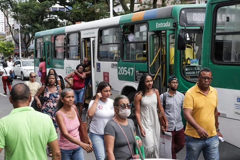 Rodoviários bloquearam entradas das estações de ônibus da Lapa e BRT