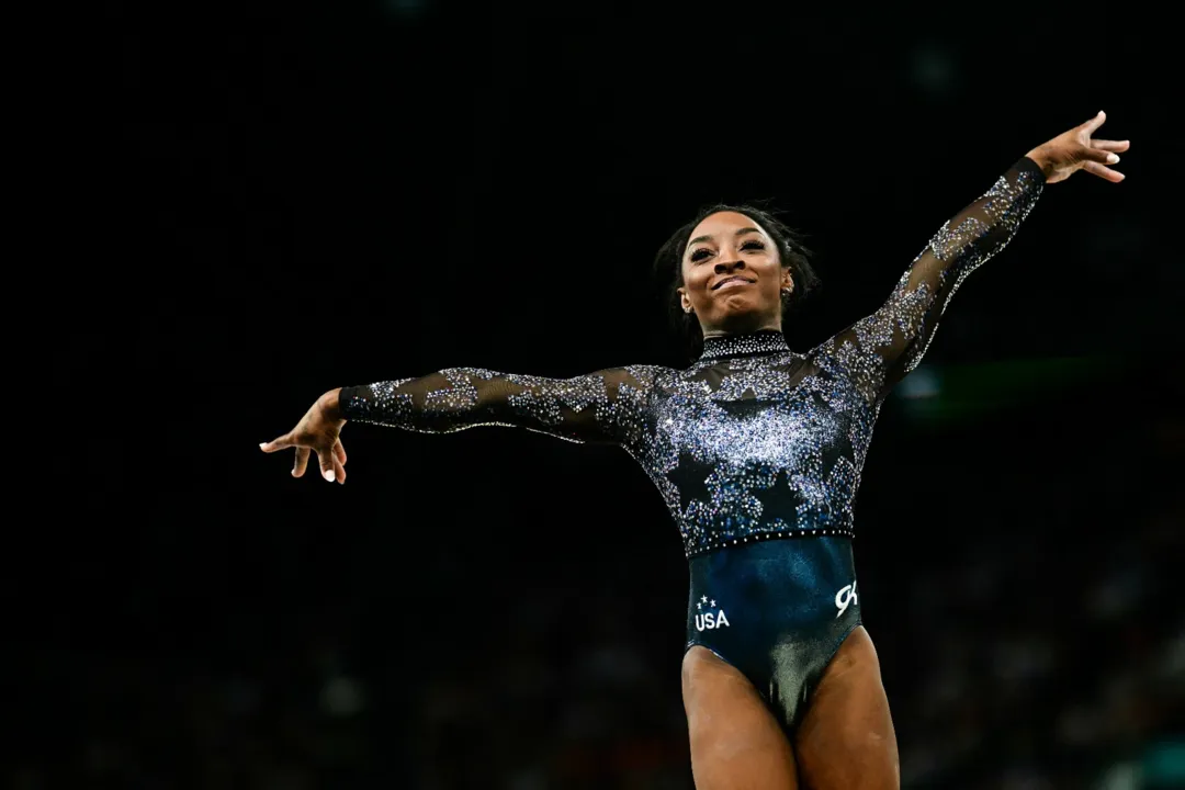 Ginasta Simone Biles durante apresentação na Oli,mpíada de Paris