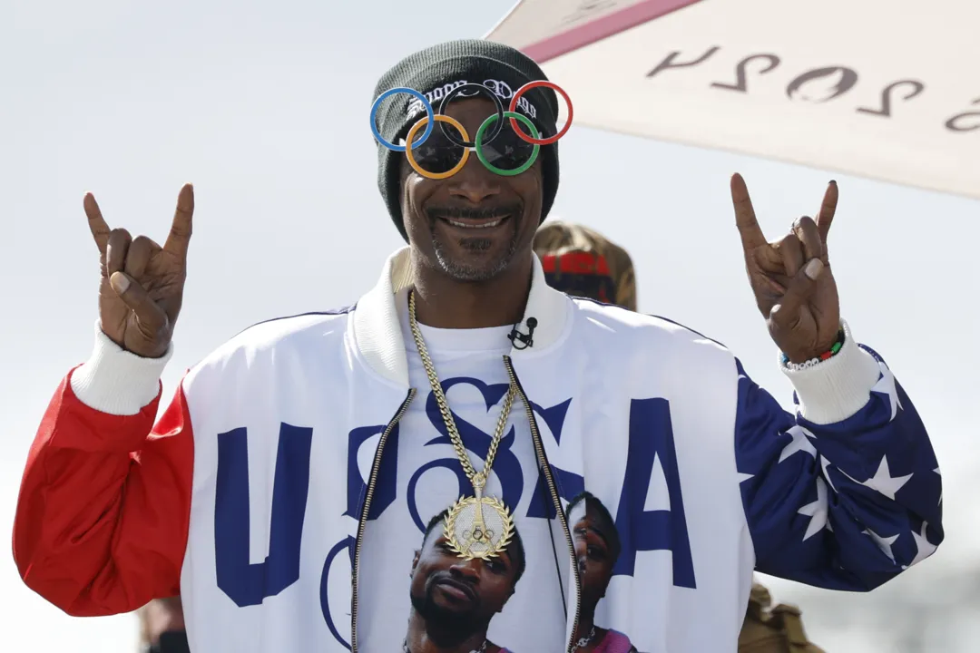 Snoop Dogg posa antes da final do skate park masculino