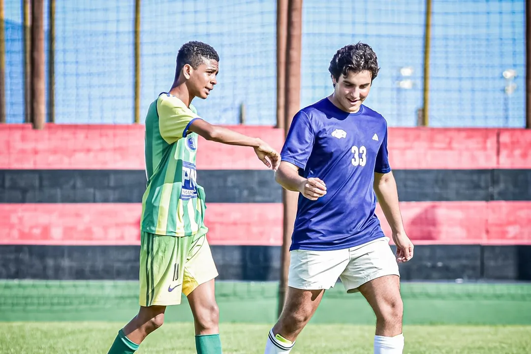 Marcelinho (à direita) em campo pela Copa Unidos Pela Garotada Sub-17