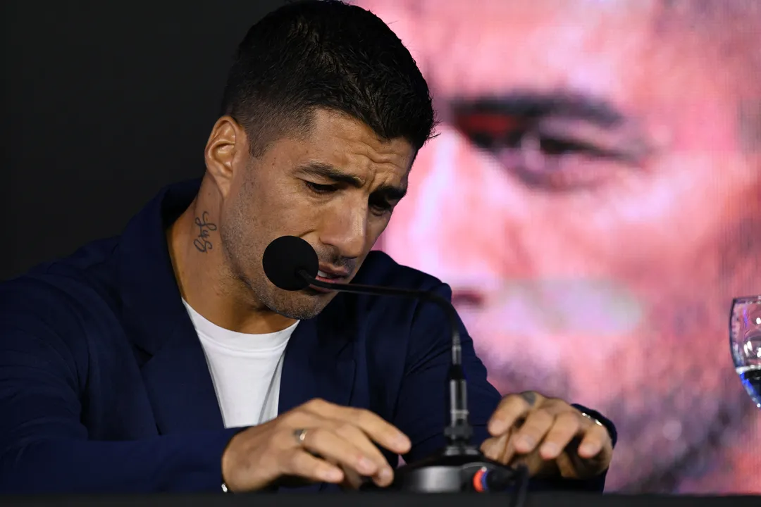 Luis Suarez se emociona durante sua despedida da seleção uruguaia