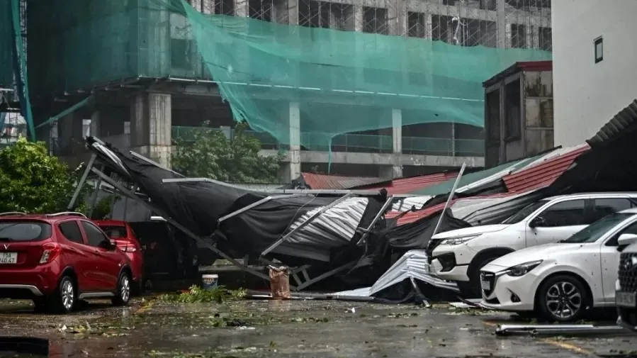 Carros ficam cobertos de destroços em um estacionamento depois que o Super Tufão Yagi atingiu Hai Phong em 7 de setembro de 2024