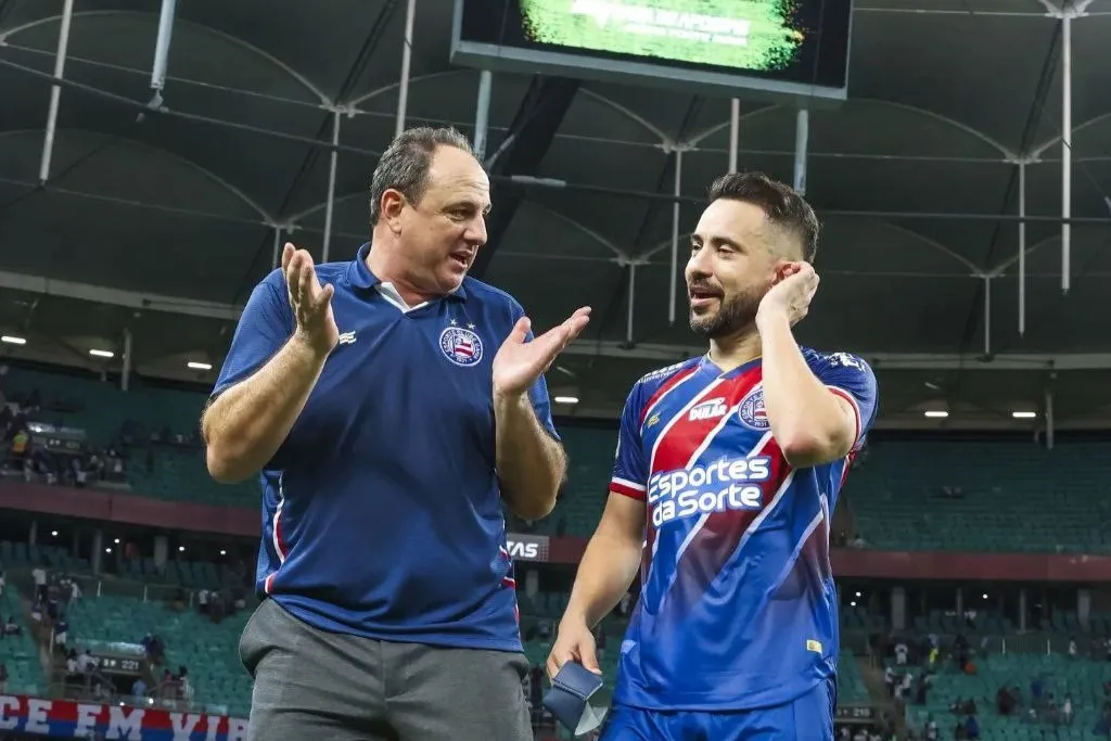 Rogério Ceni conversa com Everton Ribeiro após o apito final de Bahia e Criciúma