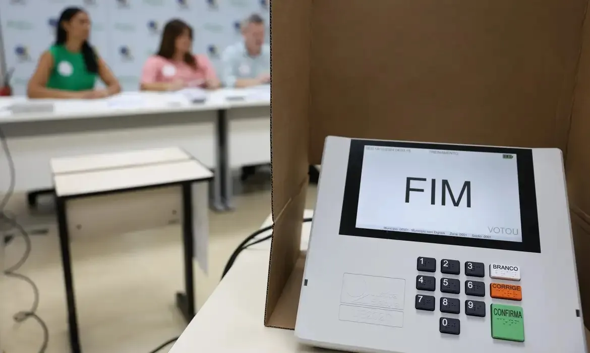 No domingo de eleições essas mesmas urnas escolhidas ou sorteadas passarão por uma votação simultânea à oficial