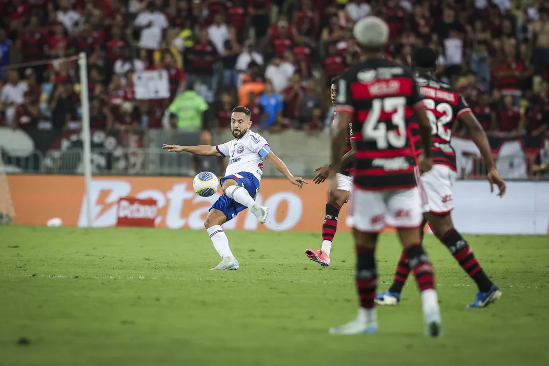 Everton Ribeiro em partida contra o Flamengo