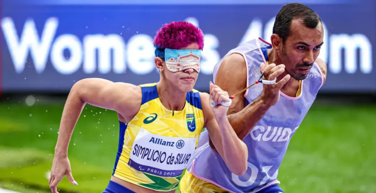 Atleta Thalita Simplício e seu guia Felipe Veloso na semifinal em Paris