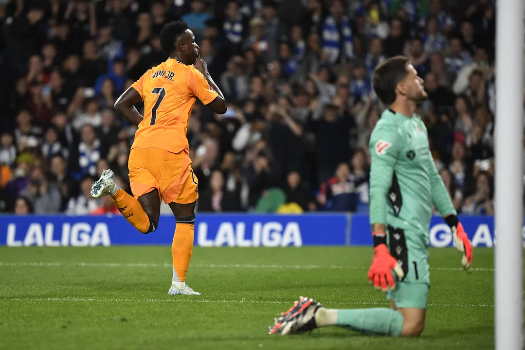 Vini Jr. comemorando gol com a camisa do Real Madrid