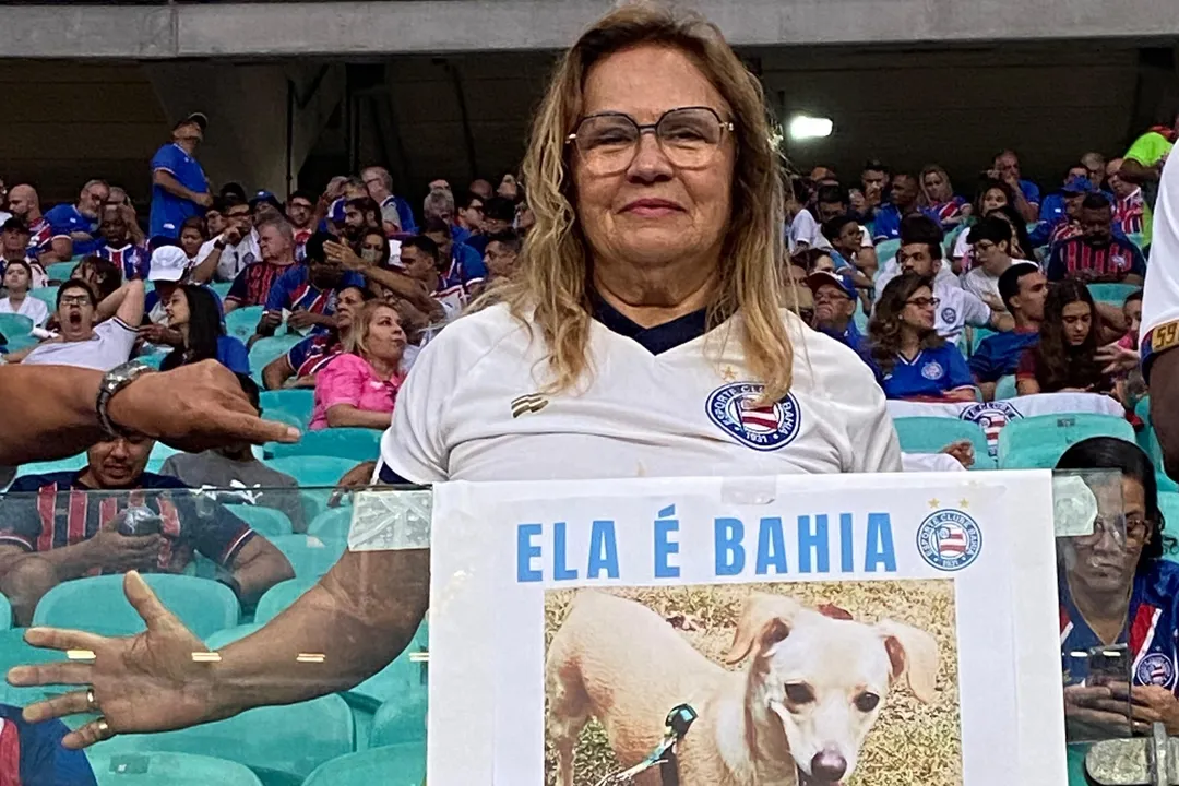 Nali Araújo com cartaz na arquibancada da Arena Fonte Nova