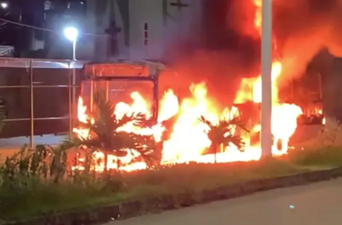 Imagem ilustrativa da imagem Traficantes atiram e incendeiam ônibus na Avenida Gal Costa