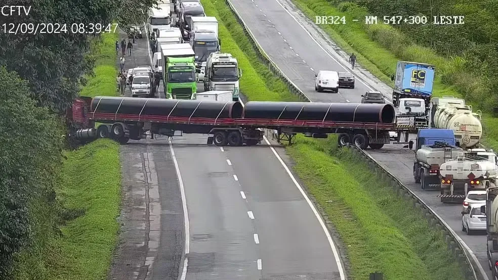 Ainda não há previsão para a retirada da carreta da pista