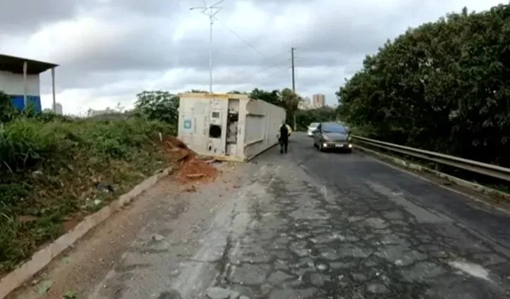 Processo de remoção do material teve início por volta das 22h