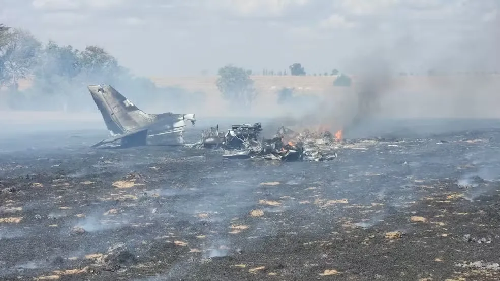 As chamas se alastraram e atingiram parte da área de pastagem da propriedade rural.