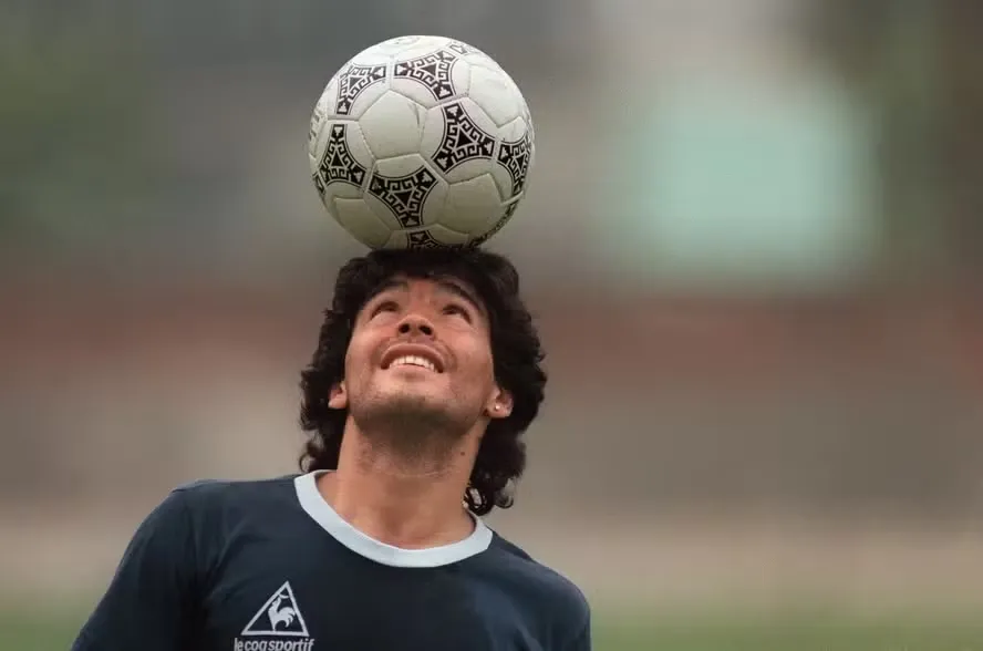 Em 1986, a bola Azteca foi a que Armando Maradona fez o gol de mão conhecido como 'A mão de Deus'