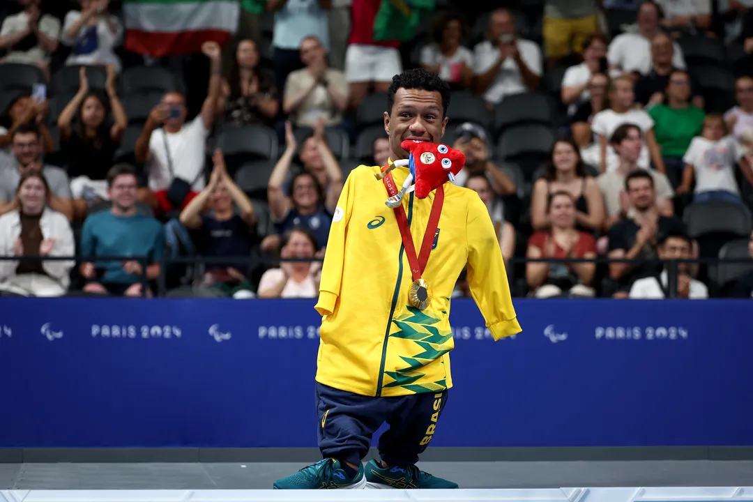 Gabrielzinho com medalha de ouro nos Jogos de Paris-2024