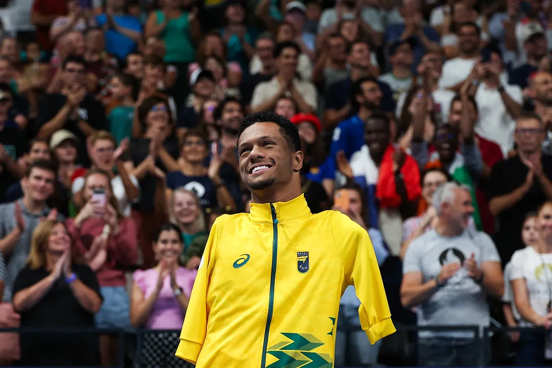 Gabriel Araújo recebendo a medalha de ouro nos Jogos Paralímpicos