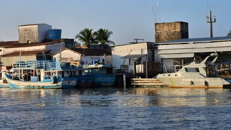 Cinco pessoas estavam na embarcação