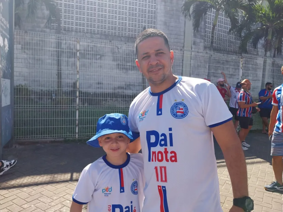 Edmílson e Enzo Gabriel, pai e filho torcendo para o Bahia no Ba-vi deste domingo, 11