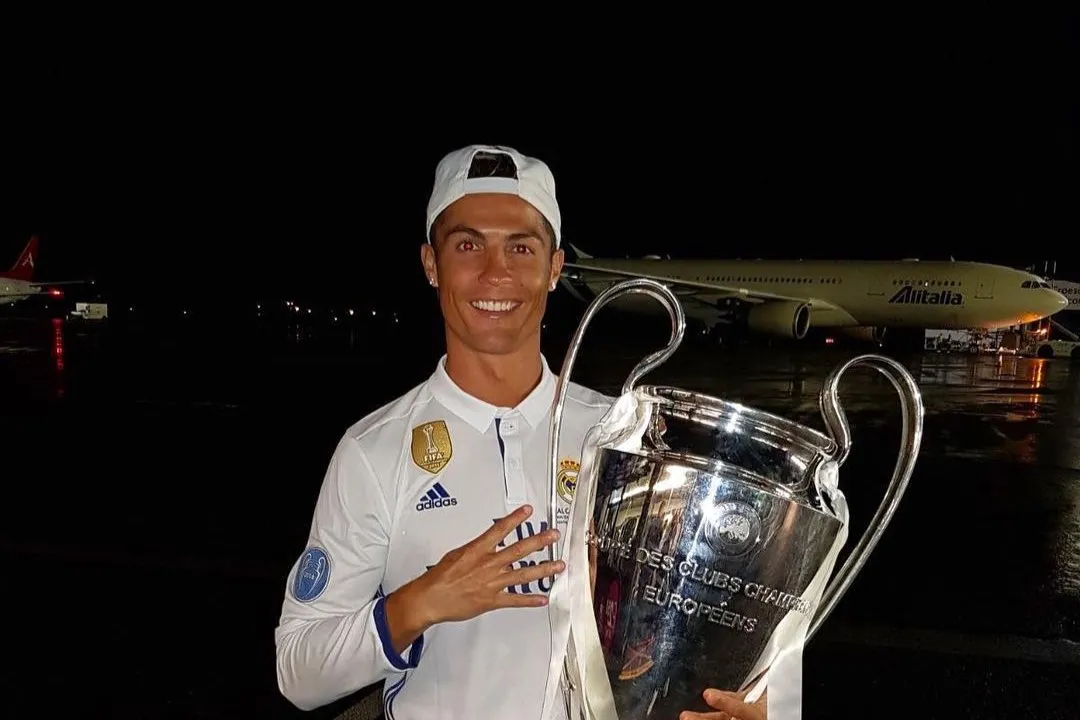 Cristiano Ronaldo posa com troféu da UEFA Champions League