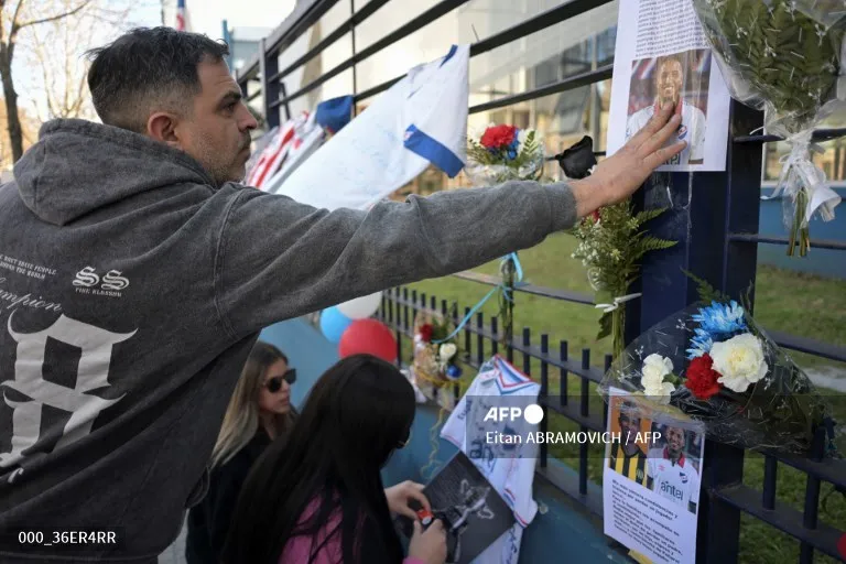 Torcedores fazem homenagens a Juan Manuel Izquierdo em Montevidéu