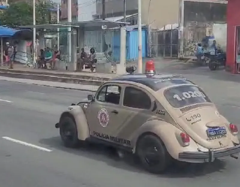 Viatura histórica da Polícia Militar foi flagrada 'passeando' pelas ruas de Salvador